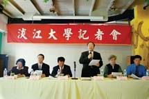 本校六日召開記者會，由校長張紘炬（中立者）帶領相關主管，向媒體公布將對蘋果日報不實報導提出告訴。（攝影�陳震霆）
