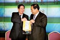 輔大校長黎建球（左）與本校校長張紘炬互贈紀念品。（攝影�陳光熹）