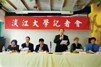 本校六日召開記者會，由校長張紘炬（中立者）帶領相關主管，向媒體公布將對蘋果日報不實報導提出告訴。（攝影�陳震霆）