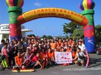 水上活動社四十七名師生，遠赴墾丁參加「二○○四年全民奧林匹克海上長泳 活動」，奮勇游過三公里的南灣海域，於會場前留影。（水上活動社提供）