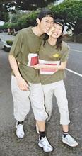 林敬能偕女友黃芬瑜參加情侶組，因為只有一組報名，輕易得到冠軍。（記者陳光熹攝）