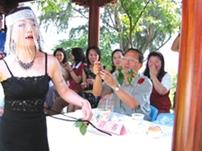 資訊中心劉佳欣，上週在「金釵賽美」選拔會上，變裝成辣媽展示舞技。（攝影/郭展宏）