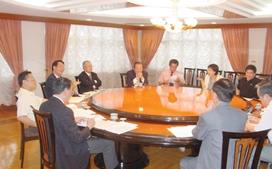 校長遴選委員會第一次會議八位委員皆出席，由董事代表陳雅鴻（圖中）任召集人，本校董事會主任秘書周新民、律師韓名銅等均列席。