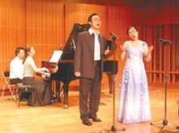 男中音巫白玉璽、女高音林惠珍同為泰雅族，兩人廣闊音域及豐富的肢體語言，為演唱會焦點。（攝影�陳震霆）
