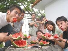 童軍團黑馬小隊團員，用頭撞開西瓜後，開心分享撞得四分五裂的西瓜。（攝影�邱啟原）