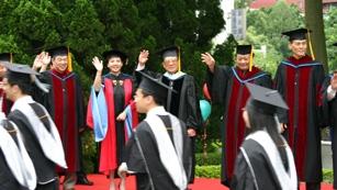 創辦人張建邦（圖中），校長張紘炬（右二）、行政副校長張家宜（左二）、學術副校長馮朝剛（右一）、教務長傅錫壬等師長於六月五日畢業典禮當天，在宮燈圓環歡送參與遊園的畢業生。（攝影/陳光熹）
