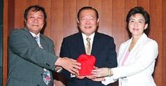 二日的交接典禮中，在全校同仁的見證下，新任校長張家宜（右）自卸任校長張紘炬（左）手中接下印信，由董事陳雅鴻（中）監交。（馮文星攝）