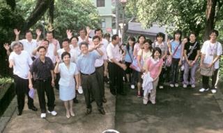 校長張家宜（前排左三）與各主管們，歡喜帶領淡江新生爬上克難坡，不但訓練體力，更要體驗一步一腳印、堅毅進取的精神。（攝影馮文星）