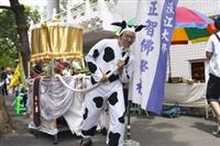 為了招攬新生加入，每位社團學長姊都卯足了勁、以各種花招吸引新生。