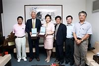 祝賀新校長 化學系友贈瓷碗