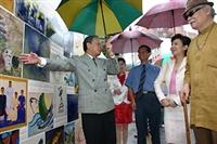 本校文錙藝術中心副主任張炳煌（左起）向淡水鎮長郭哲道校友、校長張家宜、文錙藝術中心主任李奇茂，解說由一百多位淡水藝術家聯合繪製的燒陶藝術牆。（記者陳光熹攝影）