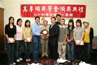 高李綢獎學金上週四（七日）晚間頒獎，由該獎學金創辦人高新平長子高銓志（右六）代為頒發，共有大傳二蘇郁雯等九位同學獲獎助，他們更合資製作感謝牌「雪中送炭」送給高銓志，由會計系教授蔡信夫（中）見證。（記者陳光熹攝影）