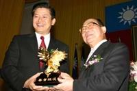 1.創辦人張建邦博士（圖右）在校慶大會上，頒發金鷹獎給連科企業集團總裁曹英偉校友。