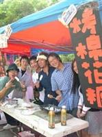 15.水環二同學在園遊會上賣「碳烤棉花糖」，頗具特色。