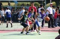 10.新生盃女籃決賽，兩系同學纏鬥，互有拉鋸。