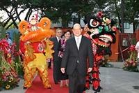 8.在外語學院上樑儀式中，僑生醒獅團以精采的表演，歡迎創辦人張建邦與名譽董事長張姜文錙蒞臨會場。
