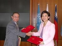 2.校長張家宜與日本長崎大學校長齋藤寬簽署姊妹校學術交流協議書。