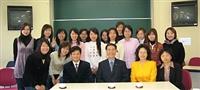 學術副校長馮朝剛（前排右三）暨訪問團團員國交處陳惠美主任（前排右二）、郭淑敏秘書（前排右一）及日文系彭春陽主任（前排右四），與本校日文系留學京都橘女子大學的同學們合影。（學副室提供）