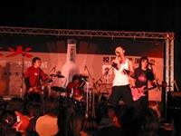耶誕夜的書卷廣場旁搭起露天舞台，MOS、plash、XL等專業DJ和樂團特地帶來hiphop、爵士、搖滾與抒情等各種不同風格的曲目。（記者邱湘媛攝影）