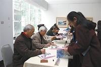 知名水彩畫家陳甲上、陳明善、陳忠藏、鄭香龍、陳陽春及蘇憲法，上週蒞校為台灣水彩畫家聯展開幕剪綵，並在主辦單位精心安排的簽名會上，為本校師生在展覽畫冊上簽名留念。（攝影�郭展宏）