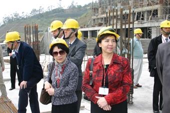 Dr. Flora Chang (right) accompanied Huang Pi-Twan, the president of TNUA and other visitors to inspect the construction progress of Lanyang Campus.