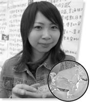 財金三C曾韋綾是參與燒玻璃DIY的第一位同學，她說：「第一次自己燒玻璃，感覺好緊張唷！好險有施師父的指導，我才能燒出這個可愛的小羊咩咩！」