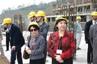 校長張家宜（右）陪同台南藝術大學校長黃碧端（左二）等訪視委員，視察興建中的蘭陽校園建築工程。（攝影�郭展宏）