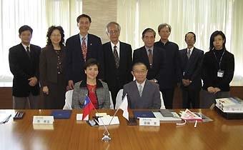 TKU President, Dr. Flora Chang (front, 1st left) together with Dr. Feng Chao-kang, the Vice President for Academic Affairs (2nd row, 3rd from left) visited NU and NUFS in Japan last Tuesday, March 22nd, during which they signed a protocol with Dr. Hiroshi Saito, the President of NU (front, 1st right).