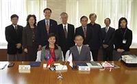 校長張家宜（前排左）於上週二率學術副校長暨國際交流委員會主任委員馮朝剛（後排左三），前往日本拜訪姊妹校國立長崎大學及長崎外國語大學，並與長崎大學校長齋藤寬（前排右）簽訂學生交流備忘錄。