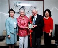 美國加州州立大學沙加緬度分校（California State Univ.,Sacramento）前校長Dr.Donald R. Gerth伉儷，在本校國交處主任陳惠美陪同下，拜會校長張家宜，張家宜特別致贈中國結飾紀念品。（攝影�馮文星）