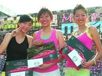 由大傳系舉辦的Mazda校園ShowGirl選拔，法文一林珣甄（中）以高分奪下后冠，俄文一劉伊心（右）和英文系進學班張育婷分居二、三名。（攝影�林靜妤）