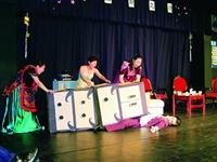 俄文系公演劇碼「謎樣的男子」，擔綱演出的同學在服裝和道具上皆十分用心，再加上精湛的演技，獲得在場觀眾好評。（攝影�林靜妤）