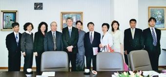 由行政副校長高柏園（左五）率領的行政訪問團，前往日本中央學院大學訪問，該校校長大久保皓生（左四）親自接待。
