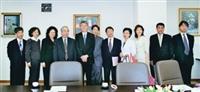 由行政副校長高柏園（左五）率領的行政訪問團，前往日本中央學院大學訪問，該校校長大久保皓生（左四）親自接待。