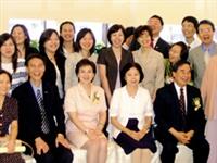 EMBA聯誼會上月廿九日成立大會，管科所同學爭相與張校長、馮學術副校長、會計長及師長合影留念。（攝影�蔡承佑）