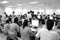 24小時全天候電腦教室，越夜越興隆。