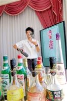 吧研社社長馬偉翔在美食宴中秀一手調酒功，為本年度尊師饗宴最特別的餘興活動。（實習記者陳振堂攝）