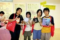 ?絏資訊展參展廠商每天發放200份福袋給同學，福袋中有遊戲軟體等禮物，果真是「好康」大家搶。（郭展宏攝）