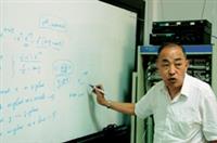 譚亞偉下課後必與同學分享心得，架勢果然像老師。（實習記者陳振堂攝）