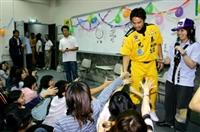 上週三兄弟象彭政閔、陳致遠、馮勝賢一進V101會場，擠到沒椅子、坐到地板上的同學，都紛紛伸手搶著和他握手，距離太遠的就拿照相機猛拍（郭展宏攝）