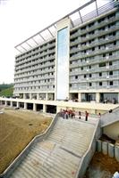 校長張家宜帶領蘭陽校園師生於18日視察蘭陽校園，同學看到新宿舍建築如此宏偉，希望可儘快進駐。（馮文星攝影）