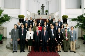 Founder, Dr. Clement Chang (4th from the left, the front row), and TKU President, Dr. Flora Chang (3rd from the left, the front row) accompanied TKU’s dignitaries to meet with President Chen Shui-bian on November 8th. Dr. Wilhelm, the President of Charles University in Prague (1st from the right, the back row) made a speech of gratitude on behalf of everyone. Several photographs were taken during this occasions (Photos provided by the Presidential Office.)