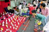 15.園遊會上，家長帶著小孩興奮地玩套圈圈遊戲。