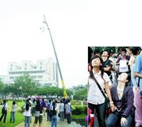 5.本校首次舉辦刺激的高空彈跳，許多同學駐足觀看參加者從15樓高的吊車一躍而下。6.參與高空彈跳的學生，在彈跳之前緊握另一位同學 的手，心情既期待又怕受傷害，。