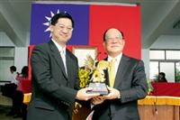 1.創辦人張建邦博士頒發金鷹獎座給日盛證券總經理戴瑞宏校友。