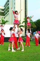 7.啦啦隊表演高難度動作，熱情有勁。