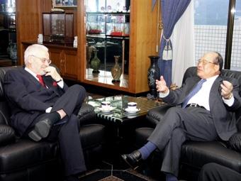 Herr Dr. Erhard Busek, the former Vice Chancellor of Austria (left) spoke with Dr. Clement Chang, the Founder of TKU about European Studies at Tamkang and TKU’s management philosophy during his visit to TKU. He was impressed and praised TKU’s recent achievements in promoting ties with Europe.