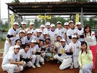 管理科學所25位博碩士生本著「管科一條心」和「莫忘初衷」的使命，順利擊敗15支隊伍，奪得今年MBA盃壘球冠軍。（記者彭慧珊攝影）