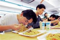 宿舍大胃王賽上週四在松濤美食廣場開賽，比賽鈴聲一響，參賽同學無不卯足全勁狂吃。（圖/記者陳振堂）