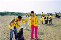 兩百多位師生前往沙崙海水浴場淨灘，還給淡水鎮民美麗的沙灘。（圖/記者郭展宏）